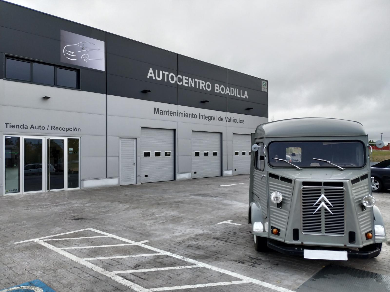 Furgoneta clásica Citroën HY gris ante la recepción del taller