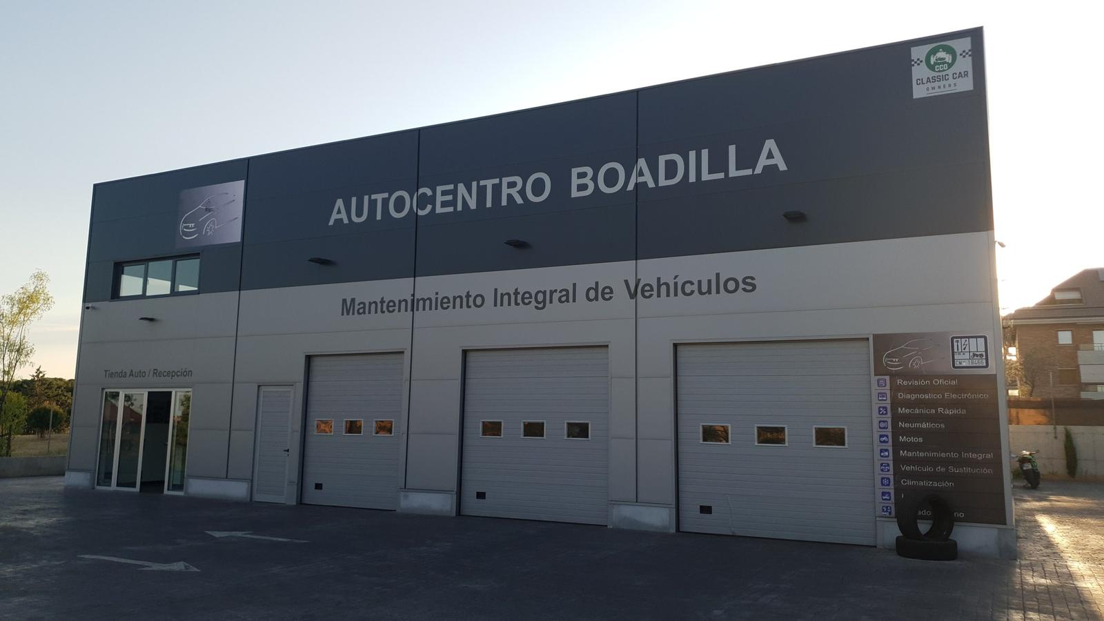 Fachada de Autocentro Boadilla al atardecer con sus tres portones