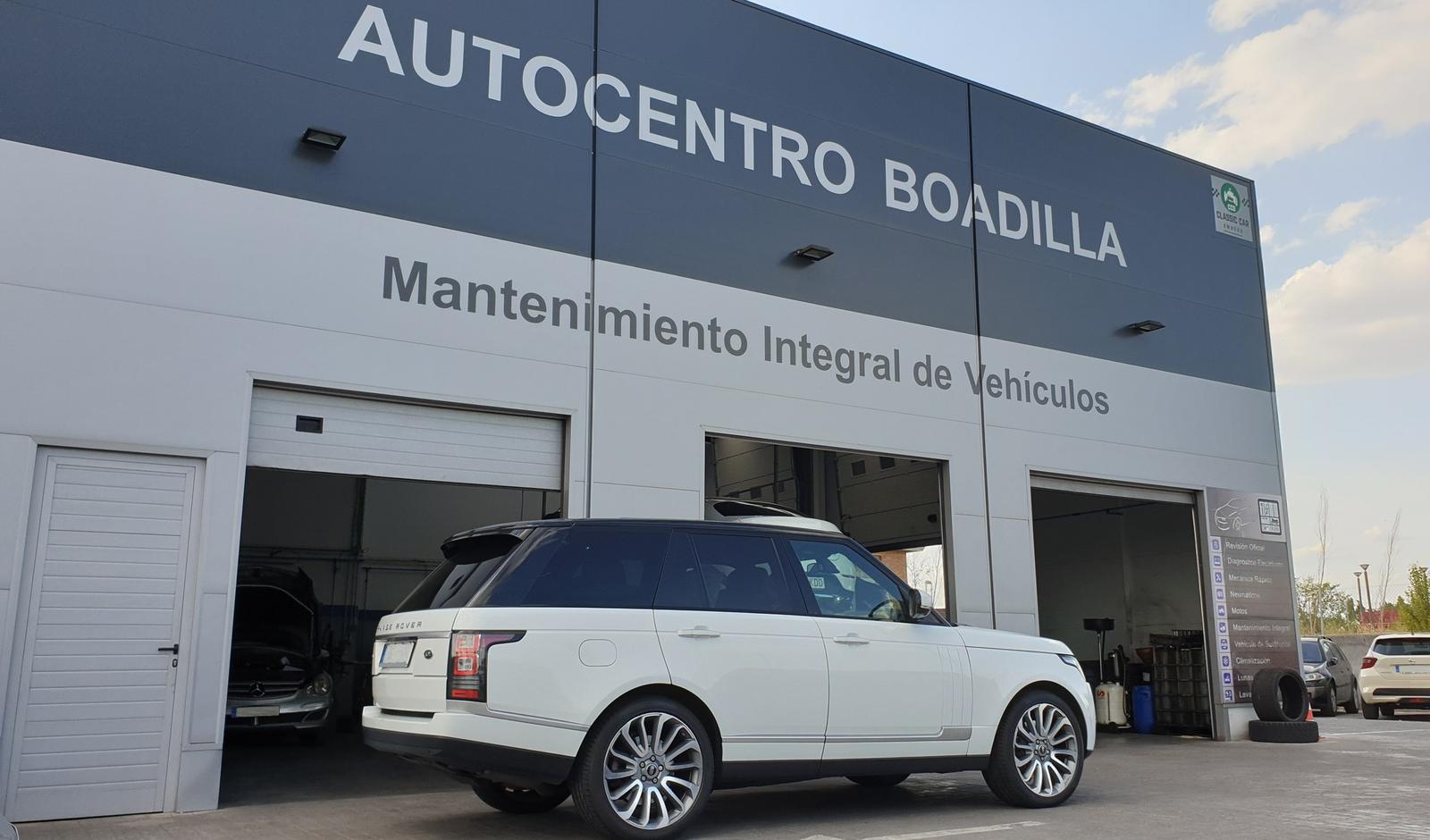 Range Rover blanco saliendo del taller
